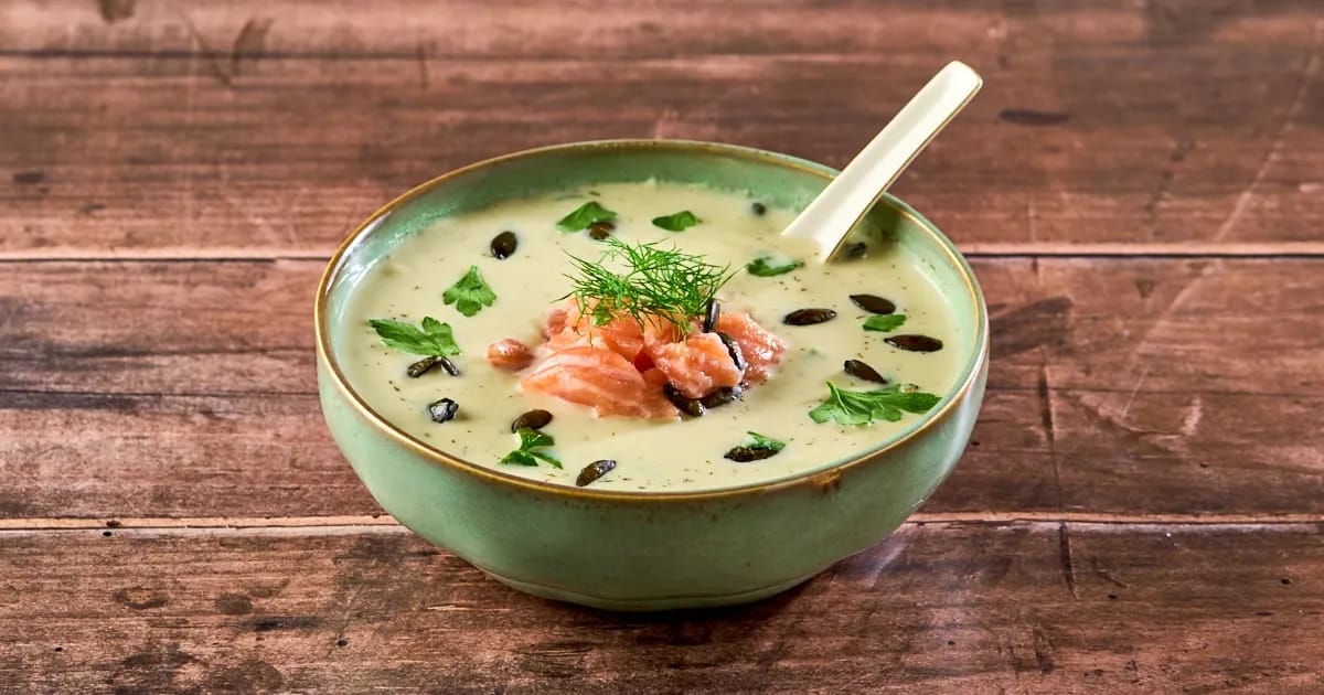 Bloemkool-preisoep met kervel en zalm