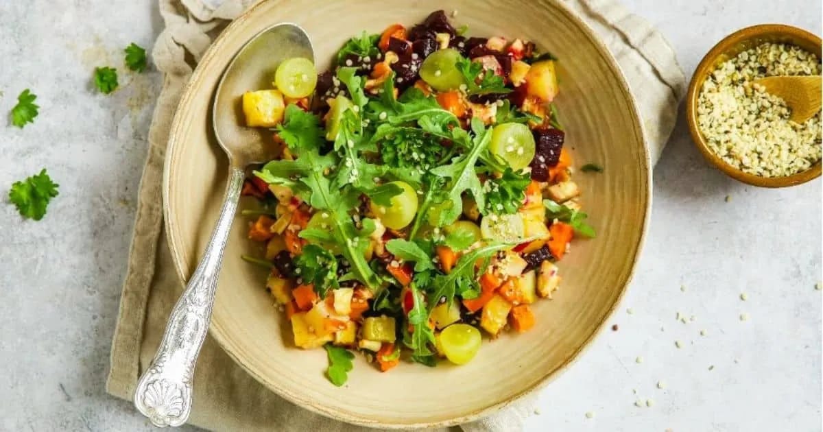 Frisse salade met rode biet en druiven