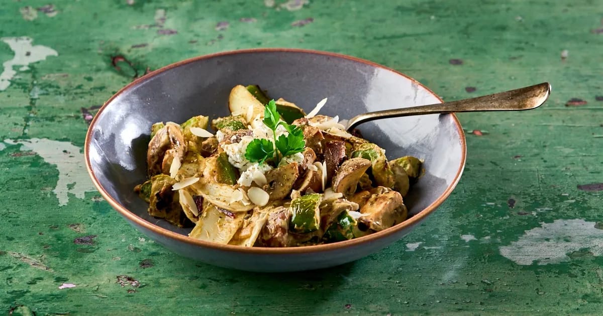 Gebakken groenten met geitenkaas en amandel