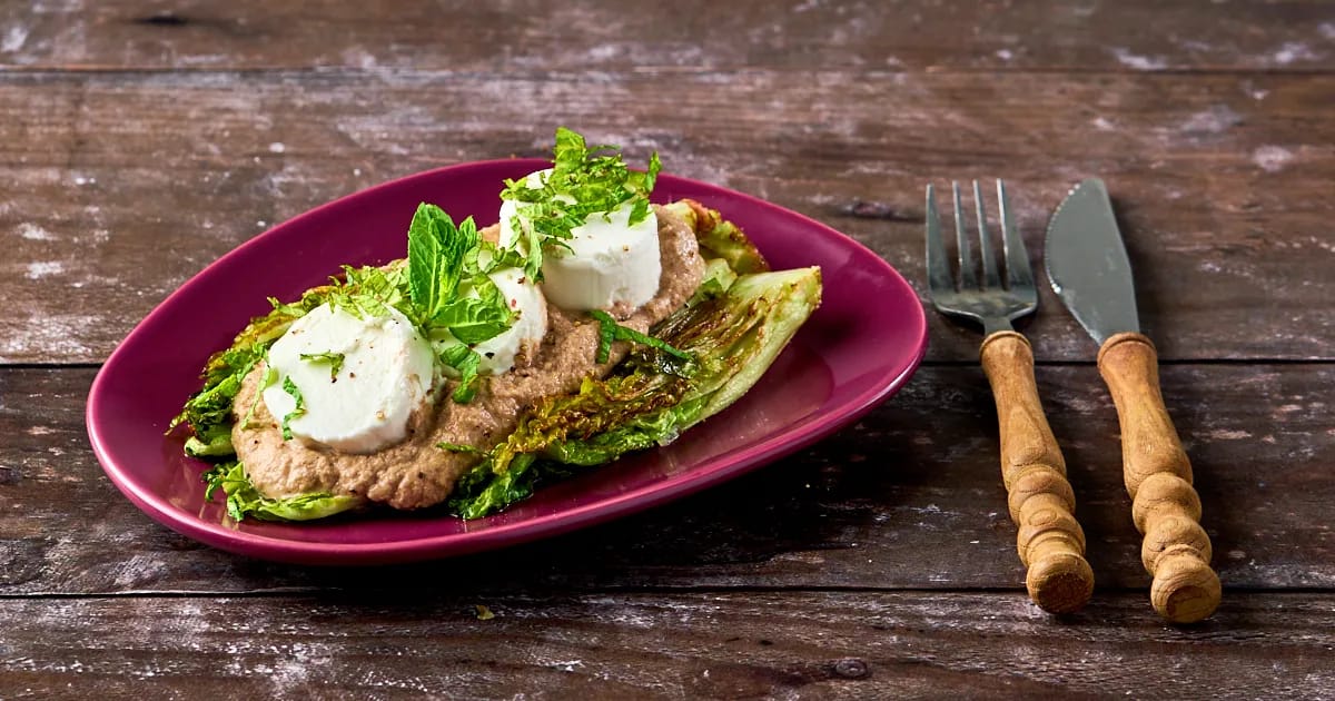 Gegrilde sla met walnotensaus en geitenkaas