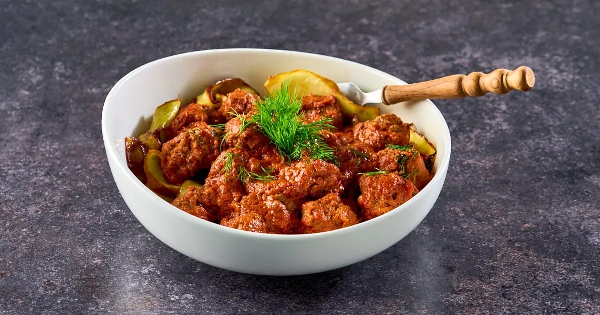 Gehaktballetjes in tomaten-roomsaus met kruidige witte kool
