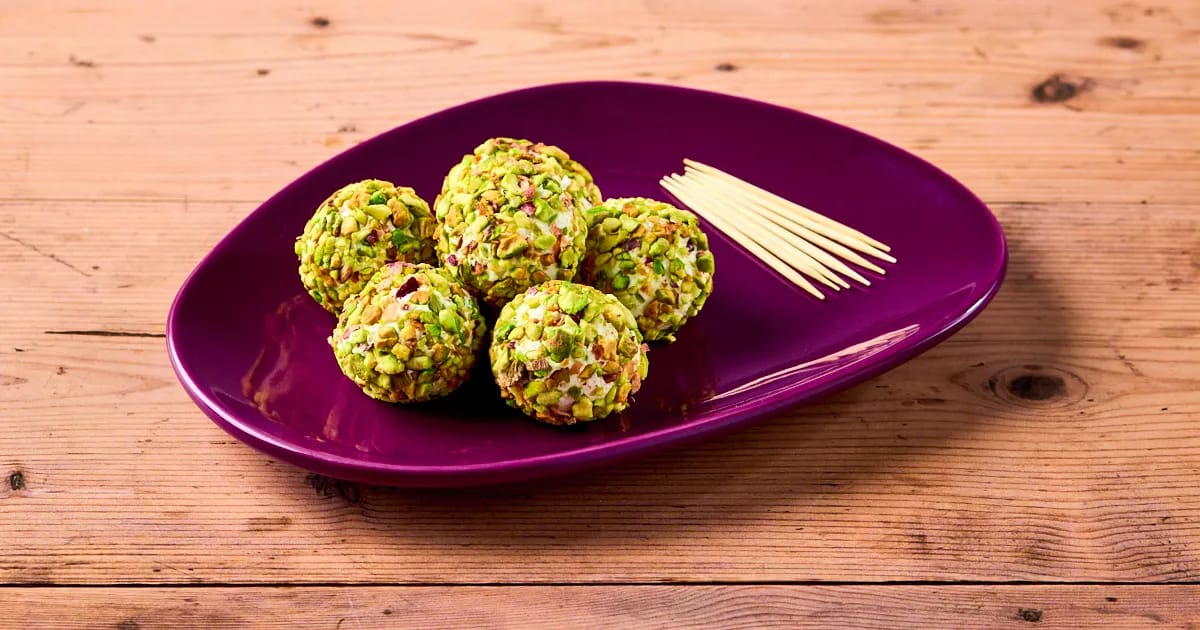 Geitenkaaspralines met pistachekorst