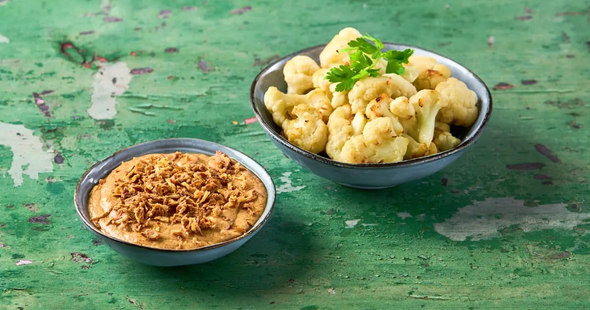 Geroosterde bloemkoolroosjes met kokospindasaus