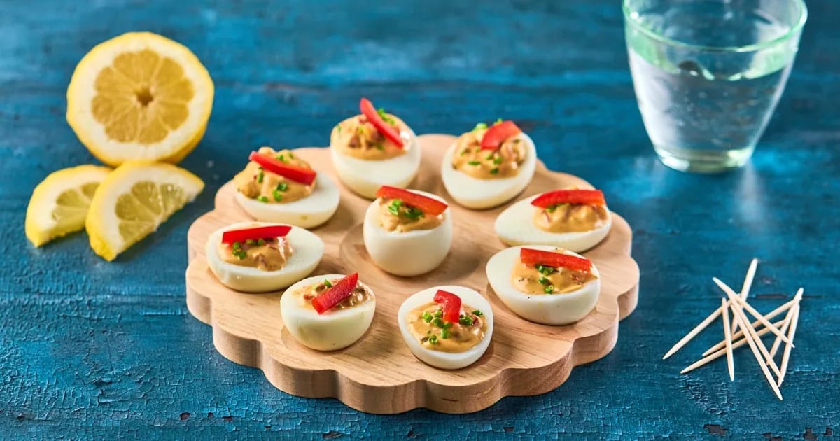 Gevulde eieren met spek, kerrie en rode paprika