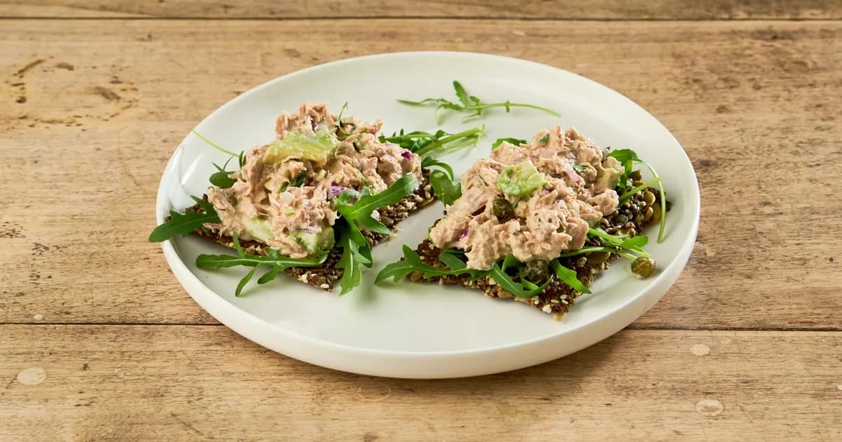 Keto tonijnsalade met lijnzaadcrackers