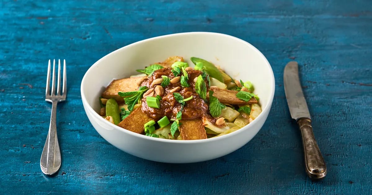 Salade met sugarsnaps, tofu en pindasaus