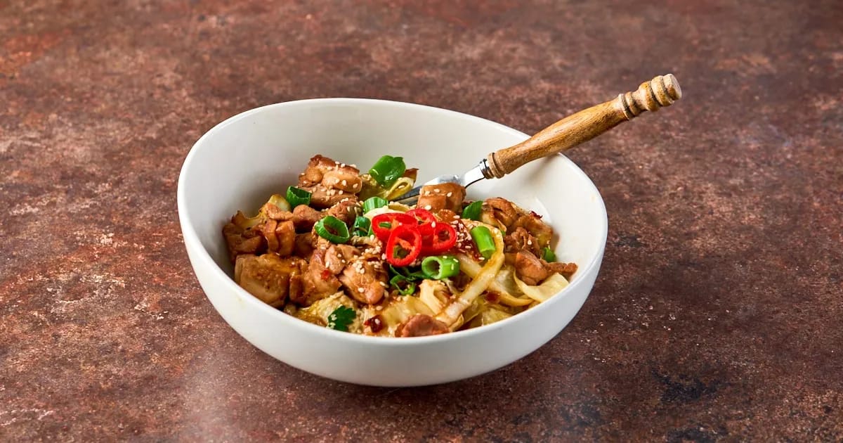 Snelle keto-noedels met kip en hoisinsaus