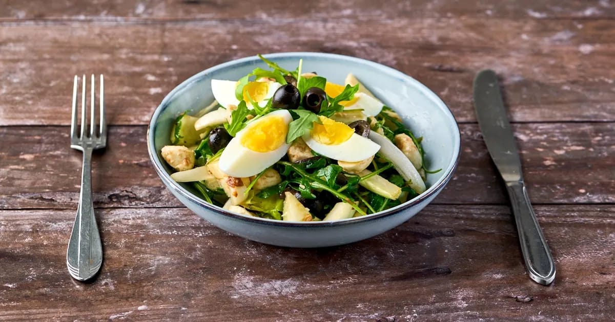 Venkel-radicchio salade met bagna cauda, mozzarella en eieren