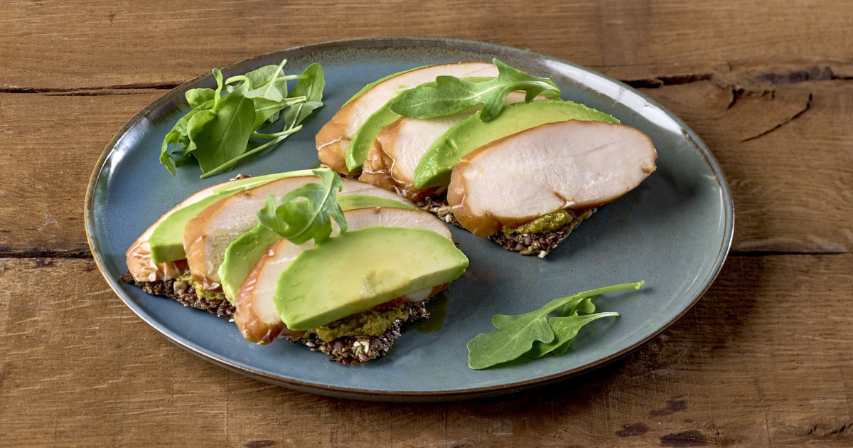 Lijnzaadcrackers met avocado, gerookte kip en pesto