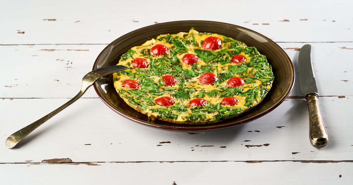 Omelet met spinazie en kerstomaatjes