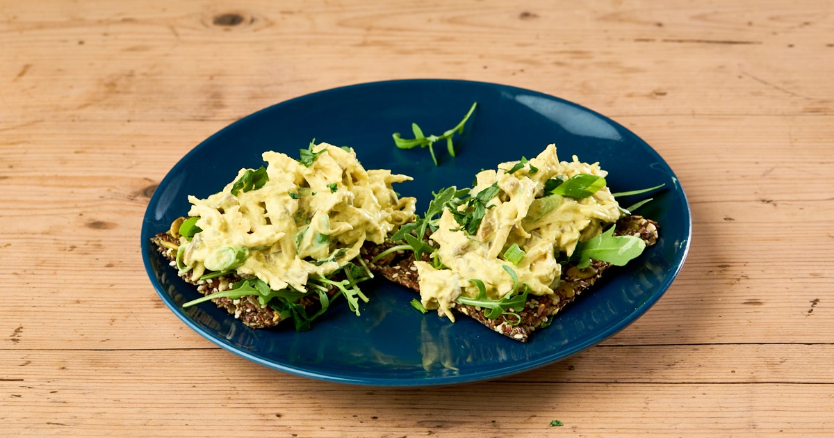 Keto kipkerriesalade met lijnzaadcrackers