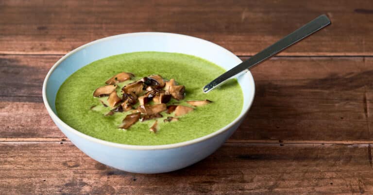 Spinaziesoep met roomkaas en champignons