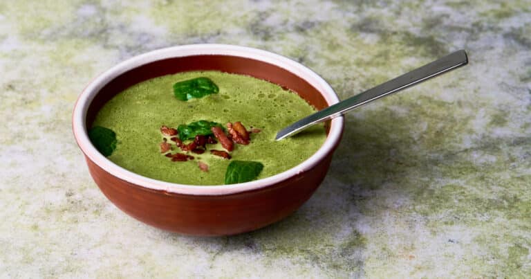 Spinaziesoep met roomkaas en spekjes