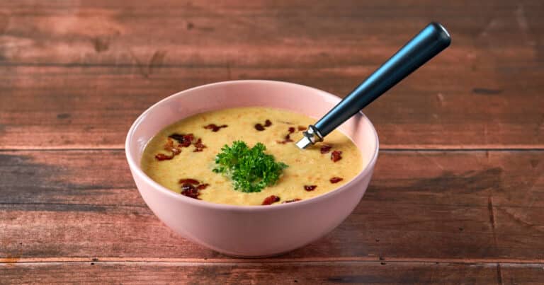 Mosterd-groentesoep met spekjes en peterselie