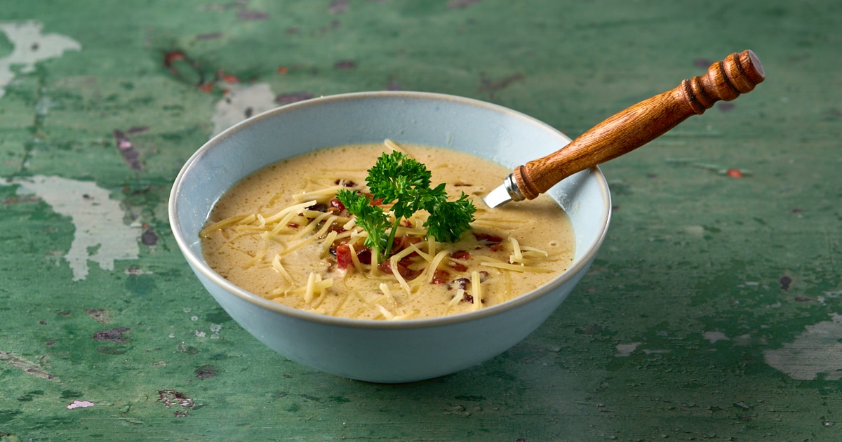 Snelle kaassoep met gehakt en spek